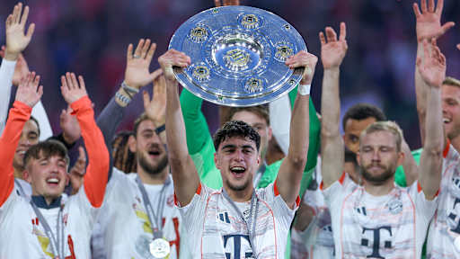 Der FC Bayern bejubelt den Gewinn der Deutschen Meisterschaft 2025 auf dem Rasen der Allianz Arena.