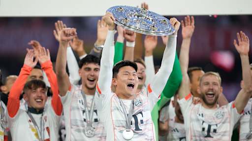 Der FC Bayern bejubelt den Gewinn der Deutschen Meisterschaft 2025 auf dem Rasen der Allianz Arena.