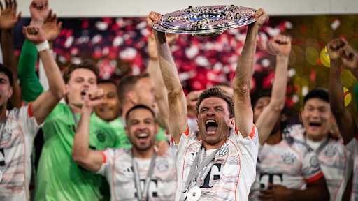 Der FC Bayern bejubelt den Gewinn der Deutschen Meisterschaft 2025 auf dem Rasen der Allianz Arena.