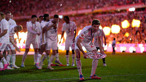 Der FC Bayern bejubelt den Gewinn der Deutschen Meisterschaft 2025 auf dem Rasen der Allianz Arena.