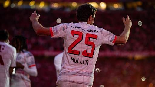 Der FC Bayern bejubelt den Gewinn der Deutschen Meisterschaft 2025 auf dem Rasen der Allianz Arena.
