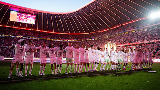 Der FC Bayern bejubelt den Gewinn der Deutschen Meisterschaft 2025 auf dem Rasen der Allianz Arena.