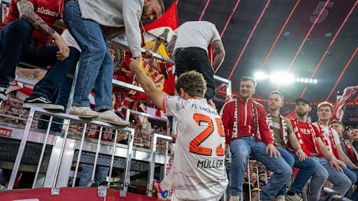 Der FC Bayern bejubelt den Gewinn der Deutschen Meisterschaft 2025 auf dem Rasen der Allianz Arena.