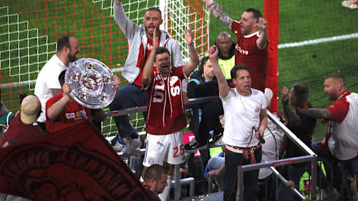Der FC Bayern bejubelt den Gewinn der Deutschen Meisterschaft 2025 auf dem Rasen der Allianz Arena.