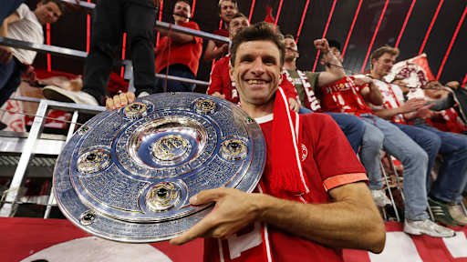 Der FC Bayern bejubelt den Gewinn der Deutschen Meisterschaft 2025 auf dem Rasen der Allianz Arena.