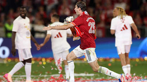Der FC Bayern bejubelt den Gewinn der Deutschen Meisterschaft 2025 auf dem Rasen der Allianz Arena.