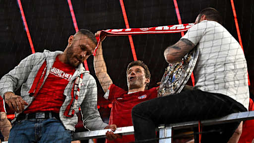 Der FC Bayern bejubelt den Gewinn der Deutschen Meisterschaft 2025 auf dem Rasen der Allianz Arena.