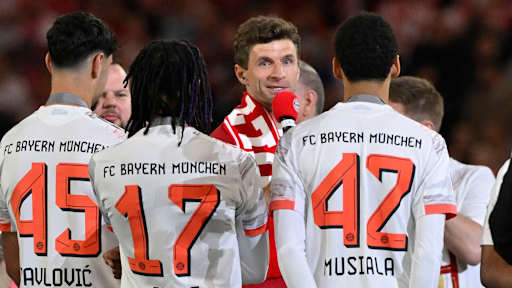 Der FC Bayern bejubelt den Gewinn der Deutschen Meisterschaft 2025 auf dem Rasen der Allianz Arena.