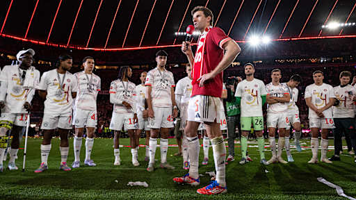 Der FC Bayern bejubelt den Gewinn der Deutschen Meisterschaft 2025 auf dem Rasen der Allianz Arena.