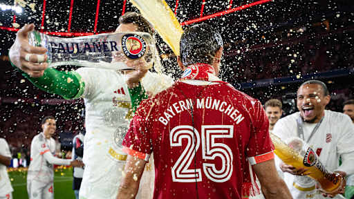 Der FC Bayern bejubelt den Gewinn der Deutschen Meisterschaft 2025 auf dem Rasen der Allianz Arena.
