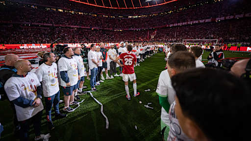 Der FC Bayern bejubelt den Gewinn der Deutschen Meisterschaft 2025 auf dem Rasen der Allianz Arena.