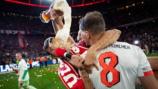 Der FC Bayern bejubelt den Gewinn der Deutschen Meisterschaft 2025 auf dem Rasen der Allianz Arena.