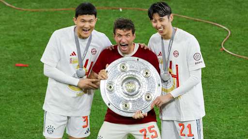 Der FC Bayern bejubelt den Gewinn der Deutschen Meisterschaft 2025 auf dem Rasen der Allianz Arena.
