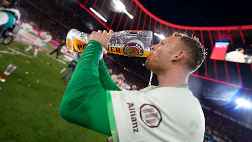 Der FC Bayern bejubelt den Gewinn der Deutschen Meisterschaft 2025 auf dem Rasen der Allianz Arena.
