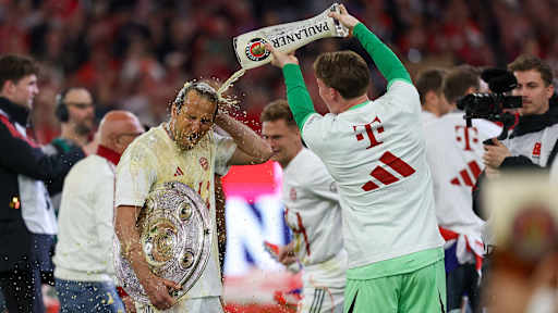 Der FC Bayern bejubelt den Gewinn der Deutschen Meisterschaft 2025 auf dem Rasen der Allianz Arena.