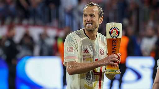 Der FC Bayern bejubelt den Gewinn der Deutschen Meisterschaft 2025 auf dem Rasen der Allianz Arena.