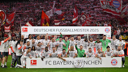 Der FC Bayern bejubelt den Gewinn der Deutschen Meisterschaft 2025 auf dem Rasen der Allianz Arena.