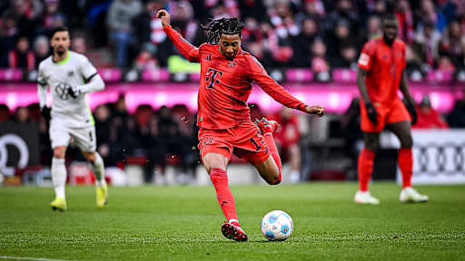 Michael Olise (FC Bayern) beim Torschuss im Bundesliga-Duell gegen Wolfsburg