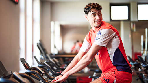 Aleksandar Pavlovic auf dem Fahrradergometer vor dem Trainingsstart des FC Bayern im Jahr 2026.