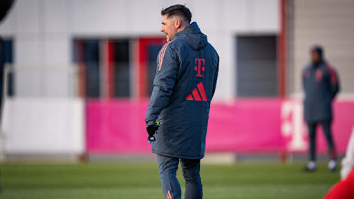 Co-Trainer Daniel Fradley gibt Anweisungen beim Trainingsstart des FC Bayern im Jahr 2026.