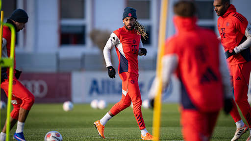 Sasha Boey beim Warm-Up beim Trainingsstart des FC Bayern im Jahr 2026.