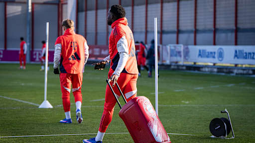 Alphonso Davies bringt eine Musikbox auf dem Platz beim Trainingsstart des FC Bayern im Jahr 2026.