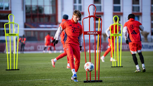 Lennart Karl am Ball beim Trainingsstart des FC Bayern im Jahr 2026.