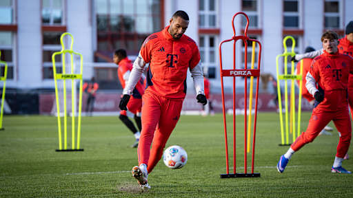 Jonathan Tah spielt einen Pass beim Trainingsstart des FC Bayern im Jahr 2026.