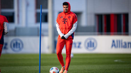 Luis Diaz mit Kapuze beim Trainingsstart des FC Bayern im Jahr 2026.