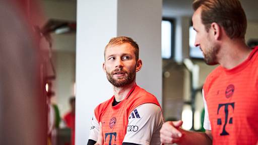 Konrad Laimer und Harry Kane beim Warm-up im Leistungszentrum vor dem Trainingsstart des FC Bayern im Jahr 2026.