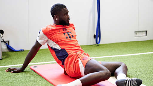 Dayot Upamecano dehnt sich im Leistungszentrum vor dem Trainingsstart des FC Bayern im Jahr 2026.
