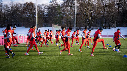 Spieler beim Warm-Up beim Trainingsstart des FC Bayern im Jahr 2026.
