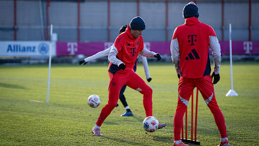 Jamal Musiala dribbelt mit Ball beim Trainingsstart des FC Bayern im Jahr 2026.