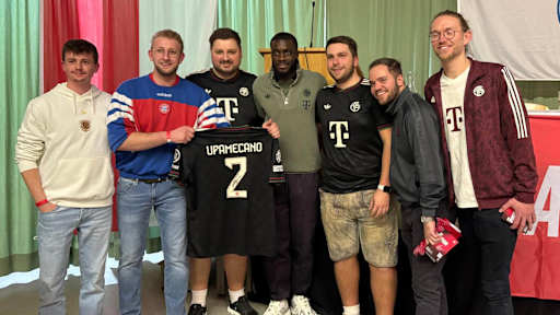 Dayot Upamecano bei den Fanclubbesuchen 2026