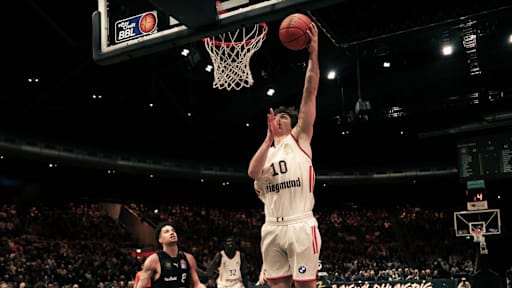 Jessup beim Korbversuch gegen Joshua Obiesie