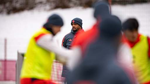 Vincent Kompany beobachtet das Training des FC Bayern