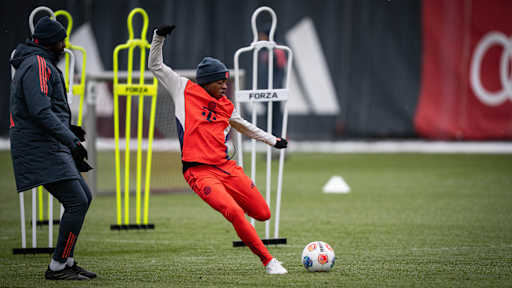 Wisdom Mike schießt im Training des FC Bayern
