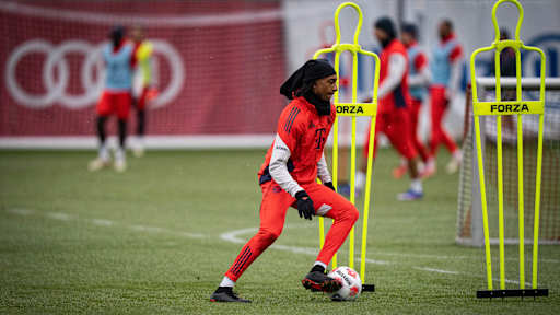 Michael Olise dribbelt im Training des FC Bayern