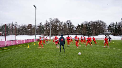 Spieler des FC Bayern laufen sich im Training warm