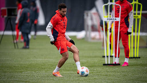 Raphael Guerreiro spielt einen Pass im Training des FC Bayern