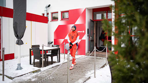 Konrad Laimer kommt aus der Kabine des FC Bayern