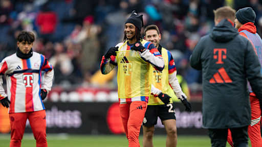 Michael Olise lacht beim Warm-Up vor dem Testspiel des FC Bayern bei Red Bull Salzburg