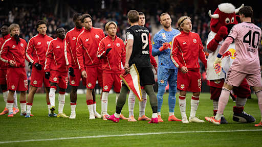 Shakehands der Spieler vor dem Testspiel des FC Bayern bei Red Bull Salzburg