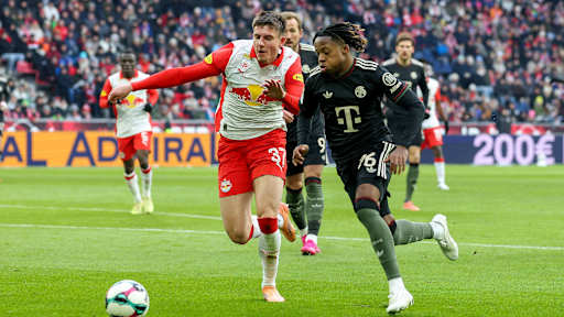 Wisdom Mike im Zweikampf mit Tim Trummer im Testspiel des FC Bayern bei Red Bull Salzburg