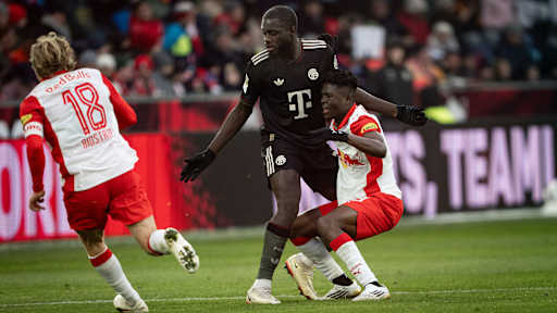 Dayot Upamecano im Zweikampf im im Testspiel des FC Bayern bei Red Bull Salzburg