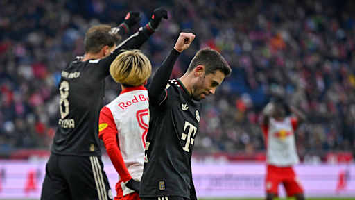 Raphael Guerreiro reckt die Faust in die Luft nach Hiroki Itos 1:0 im Testspiel des FC Bayern bei Red Bull Salzburg