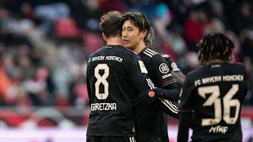 Leon Goretzka gratuliert Hiroki Ito nach dem 1:0 im Testspiel des FC Bayern bei Red Bull Salzburg