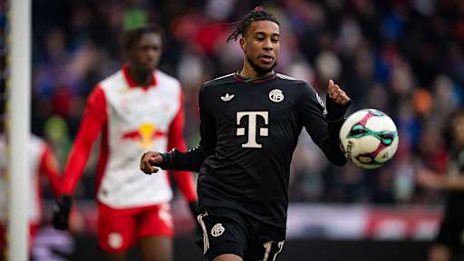 Michael Olise am Ball im Testspiel des FC Bayern bei Red Bull Salzburg