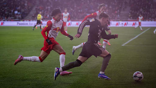 Lennart Karl am Ball im Testspiel des FC Bayern bei Red Bull Salzburg