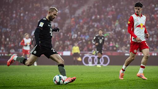 Konrad Laimer schlägt eine Flanke im Testspiel des FC Bayern bei Red Bull Salzburg